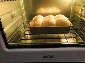 9、烤箱160度，烘烤20到25分钟，注意观察表面上色情况，具体温度要根据自己烤箱脾气酌情调节。出炉脱模自然摊凉