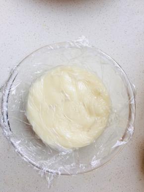 汤种：将水与高粉放如奶锅中，搅拌均匀后加热。直到加热至表面有明显纹路，离火。表面贴合覆盖保鲜膜，放入冰箱冷藏一小时以上