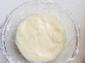 汤种：将水与高粉放如奶锅中，搅拌均匀后加热。直到加热至表面有明显纹路，离火。表面贴合覆盖保鲜膜，放入冰箱冷藏一小时以上