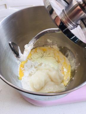 2、将主面团除黄油外的其他材料放入搅拌桶中，揉出粗膜后加热黄油揉至扩展