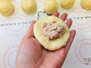 5、金枪鱼罐头沥干水分，加入适量的沙拉酱、黑胡椒，盐搅拌均匀，面团按扁稍微擀开，包裹住馅料