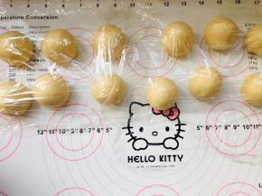 4、将面团分割成12个小面团，覆盖保鲜膜松弛15分钟