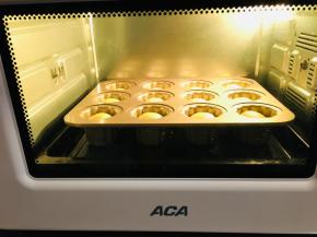 将包好馅料的面团收口朝下放入到可露丽模具中，进行二次发酵