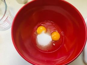 1、将鸡蛋与糖放入容器中，充分搅打均匀