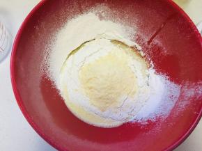 加入牛奶与香草精华，搅拌均匀后，筛入混合好的低粉、泡打粉和杏仁粉