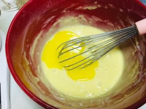 将黄油融化，分次加入到面糊中，搅拌均匀后放入冰箱冷藏1小时以上