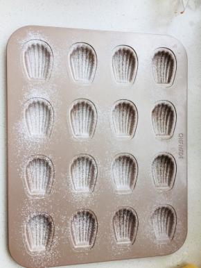 4、玛德琳模具涂少量黄油（配方外量）筛薄薄一层粉备用