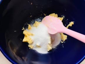 1、黄油软化加入白砂糖压拌成泥状后打发