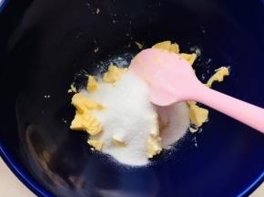 1、黄油软化加入白砂糖压拌成泥状后打发