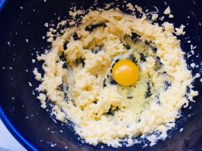 2、打发至颜色发白，加入鸡蛋，继续打发