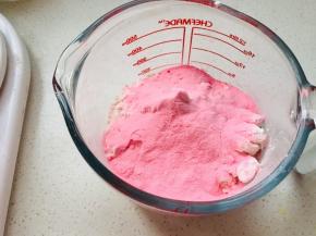 3、低粉，泡打粉，草莓粉提前混合