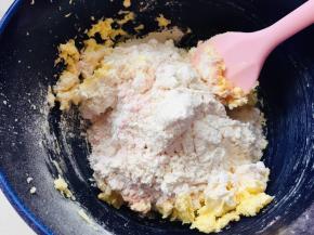 4、筛入到黄油中，搅拌均匀