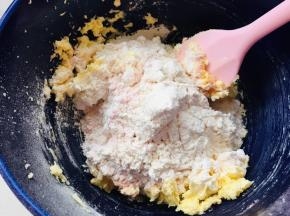 4、筛入到黄油中，搅拌均匀