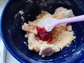 5、加入草莓果酱，简单搅拌