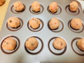 7、冻硬后的面团分割成35克左右的小圆球，放到乌比派模具上，没有乌比派模具放到烤盘上