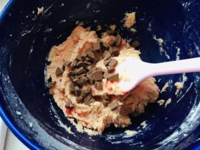 加入黑巧克力块搅拌后，包裹保鲜膜放入冰箱冷冻冻硬