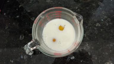 牛奶+鸡蛋+糖+炼乳，搅拌均匀。