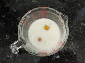 牛奶+鸡蛋+糖+炼乳，搅拌均匀。