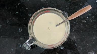 加淡奶油和香草精，搅拌混合均匀。