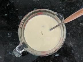 加淡奶油和香草精，搅拌混合均匀。
