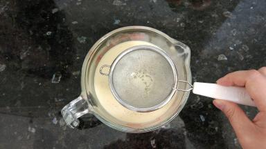 蛋挞液过滤两遍。