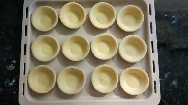 蛋挞皮不用解冻，冰箱里拿出来直接用。