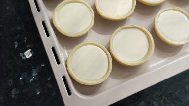 倒入蛋挞液，倒8--9分满，我喜欢多放点