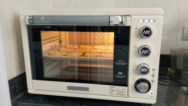 烤箱提前预热，220度15分钟中层，烤至蛋挞表皮微微变焦。