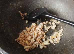 首先蒜瓣去皮切片，热锅倒入食用油，放入蒜片爆香，倒入肉末翻炒。
