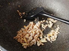 首先蒜瓣去皮切片，热锅倒入食用油，放入蒜片爆香，倒入肉末翻炒。