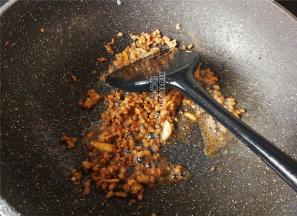 炒制肉末变色，倒入料酒，生抽翻炒片刻，炒出阵阵香味。