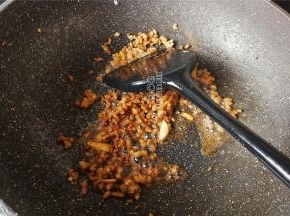 炒制肉末变色，倒入料酒，生抽翻炒片刻，炒出阵阵香味。