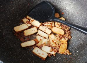 香干洗净切条，倒入锅中跟肉末一起翻炒，撒入少许盐调味。