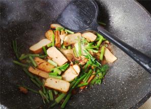 取一点清水倒入锅中煮沸，稍微收下汤汁，把芹菜段倒入一起翻炒断生。