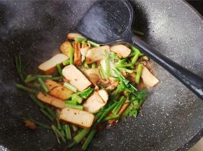 取一点清水倒入锅中煮沸，稍微收下汤汁，把芹菜段倒入一起翻炒断生。