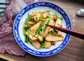 这样一盘下饭菜，很快就出锅了。香喷喷特入味，有它孩子大口大口吃饭，吃的特别香，而且香干含有丰富的蛋白质、维生素A、B族维生素、钙、铁、镁、锌等营养元素，营养价值较高。给孩子补充了钙镁锌真好，赶紧试试吧！