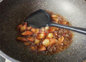 腊肉炒制微黄，倒入点料酒翻炒，撒入点白砂糖。