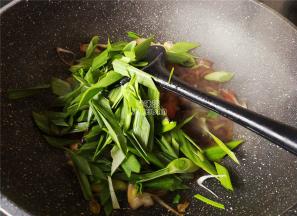 蒜苗再放入跟腊肉片一起翻炒，炒制断生即可。