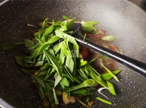 蒜苗再放入跟腊肉片一起翻炒，炒制断生即可。