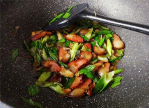 最后可以尝尝咸淡，如果不咸可以滴入点生抽调味。