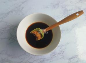 首先我们来调糖醋汁：把料酒，生抽，米醋倒入混合均匀，放入红糖比较醇香。