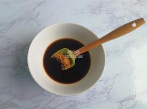 首先我们来调糖醋汁：把料酒，生抽，米醋倒入混合均匀，放入红糖比较醇香。