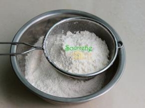 低筋面粉过筛，面粉过筛做出来饼干细腻、拌均的时候更加容易融合。