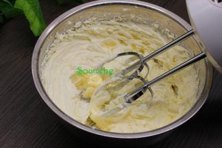 用打蛋器打发至体积蓬松，过筛的低筋粉面粉倒入黄油盘子里，用橡皮刮刀翻拌均匀成为面糊。