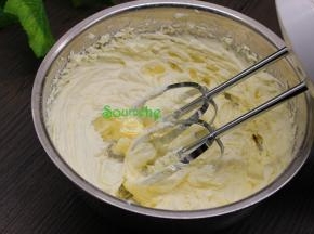 用打蛋器打发至体积蓬松，过筛的低筋粉面粉倒入黄油盘子里，用橡皮刮刀翻拌均匀成为面糊。