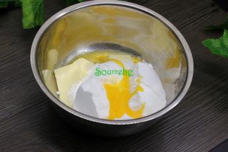 黄油室温内软化以后，加入糖粉、蛋黄。
