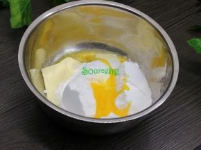 黄油室温内软化以后，加入糖粉、蛋黄。