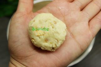 用手揉匀，成为饼干面团。将面团揉成小圆球，每个隔10克左右，放在手中心，用手并用手稍稍压扁。