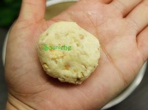 用手揉匀，成为饼干面团。将面团揉成小圆球，每个隔10克左右，放在手中心，用手并用手稍稍压扁。