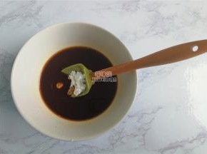 记住这个万无一失的比例（12345），以上混合均匀后倒入清水和玉米淀粉搅拌均匀。